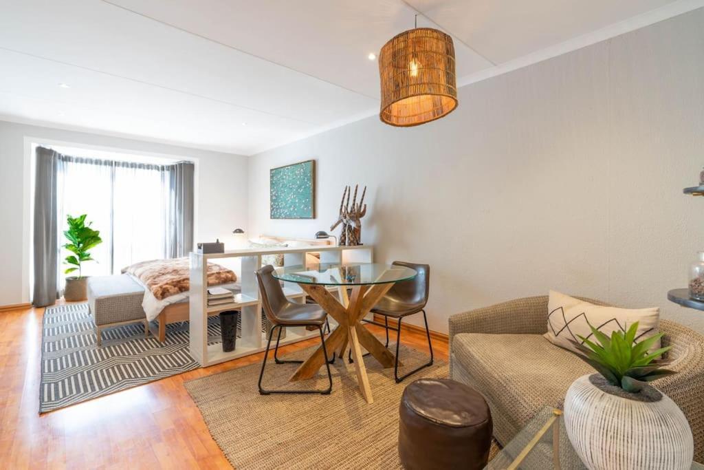 Modern In Culturally Vibrant Melville 22 Apartment Johannesburg